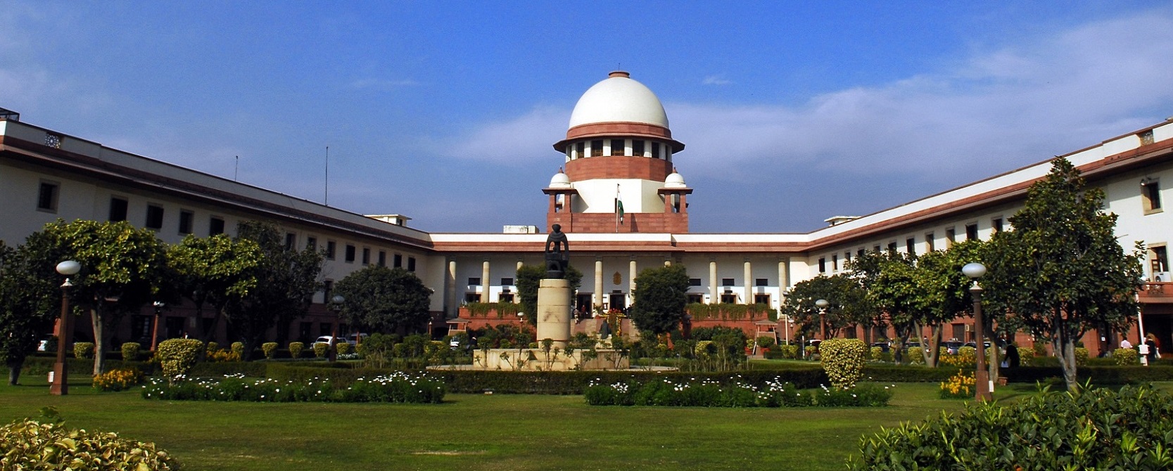Advocate consulting a couple on court marriage in Delhi